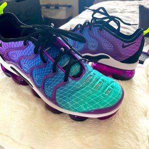 Vapor max Size 8.5 Women’s.